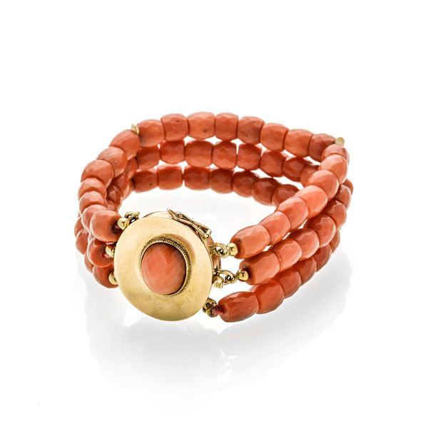 Bracelet in 18 kt yellow gold and red coral
