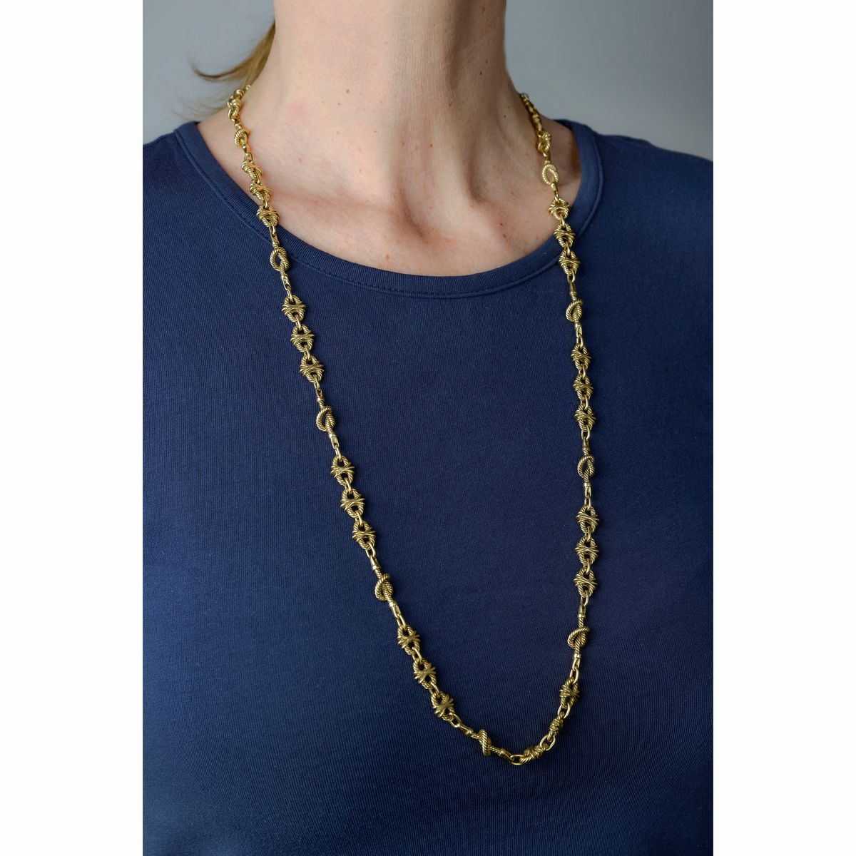 Lunga collana a maglia marina in oro giallo