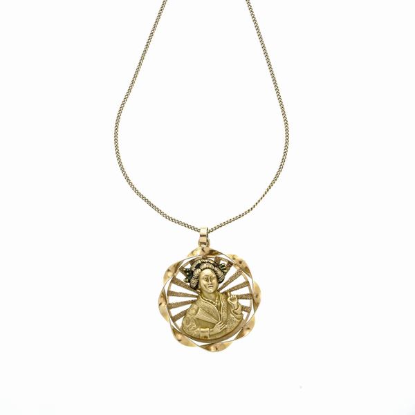 Long chain and pendant in gold and enamel