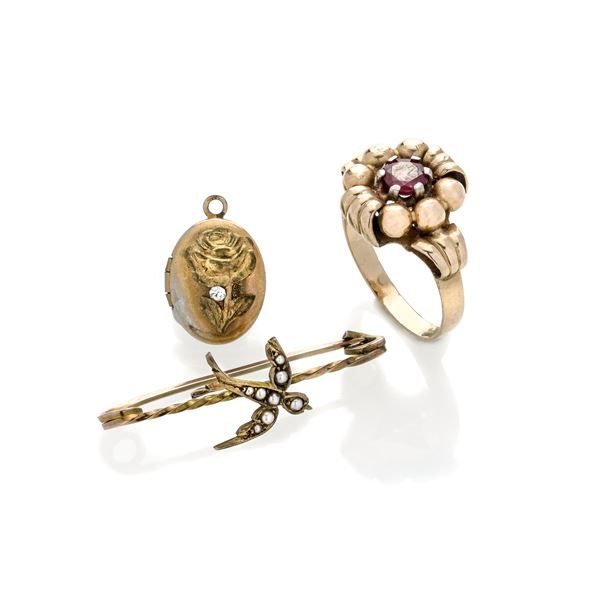 Lot: ring, pendant and small brooch in 18 kt gold with a low title, red stone and micro-pearls