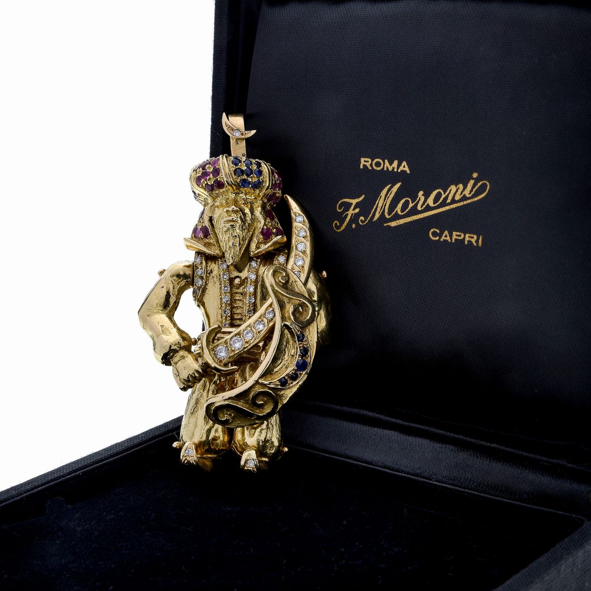 Grande pendente snodabile Saraceno in oro giallo, zaffiri, rubini e diamanti, firmata Moroni