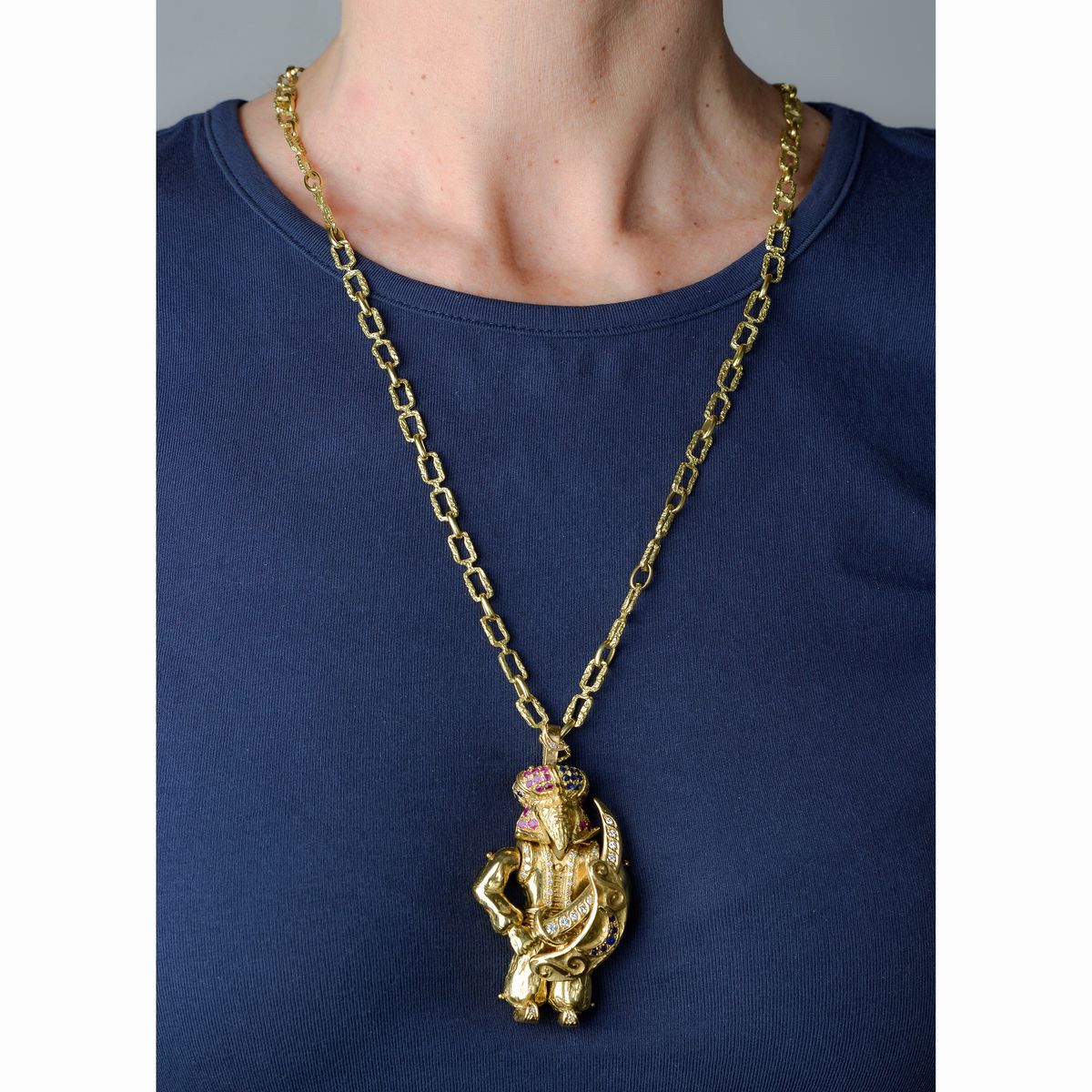 Grande pendente snodabile Saraceno in oro giallo, zaffiri, rubini e diamanti, firmata Moroni