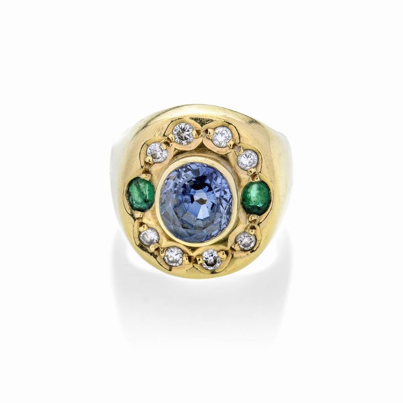 Anello a scudo in oro giallo, zaffiro chiaro, diamanti e smeraldo