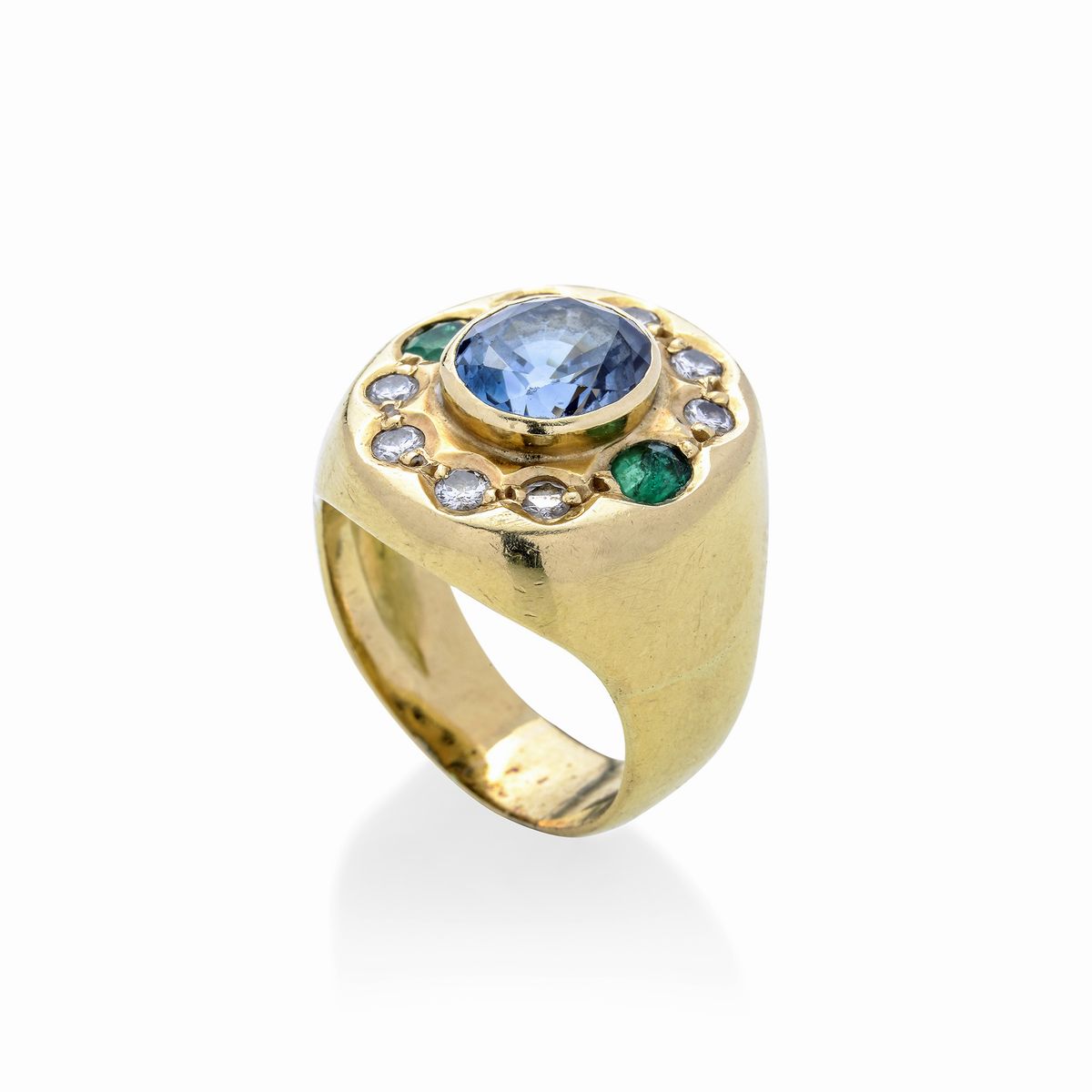 Anello a scudo in oro giallo, zaffiro chiaro, diamanti e smeraldo