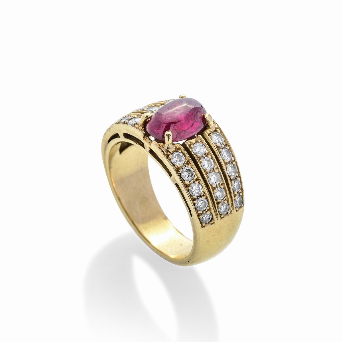 Anello a fascia in oro giallo, diamanti e rubino