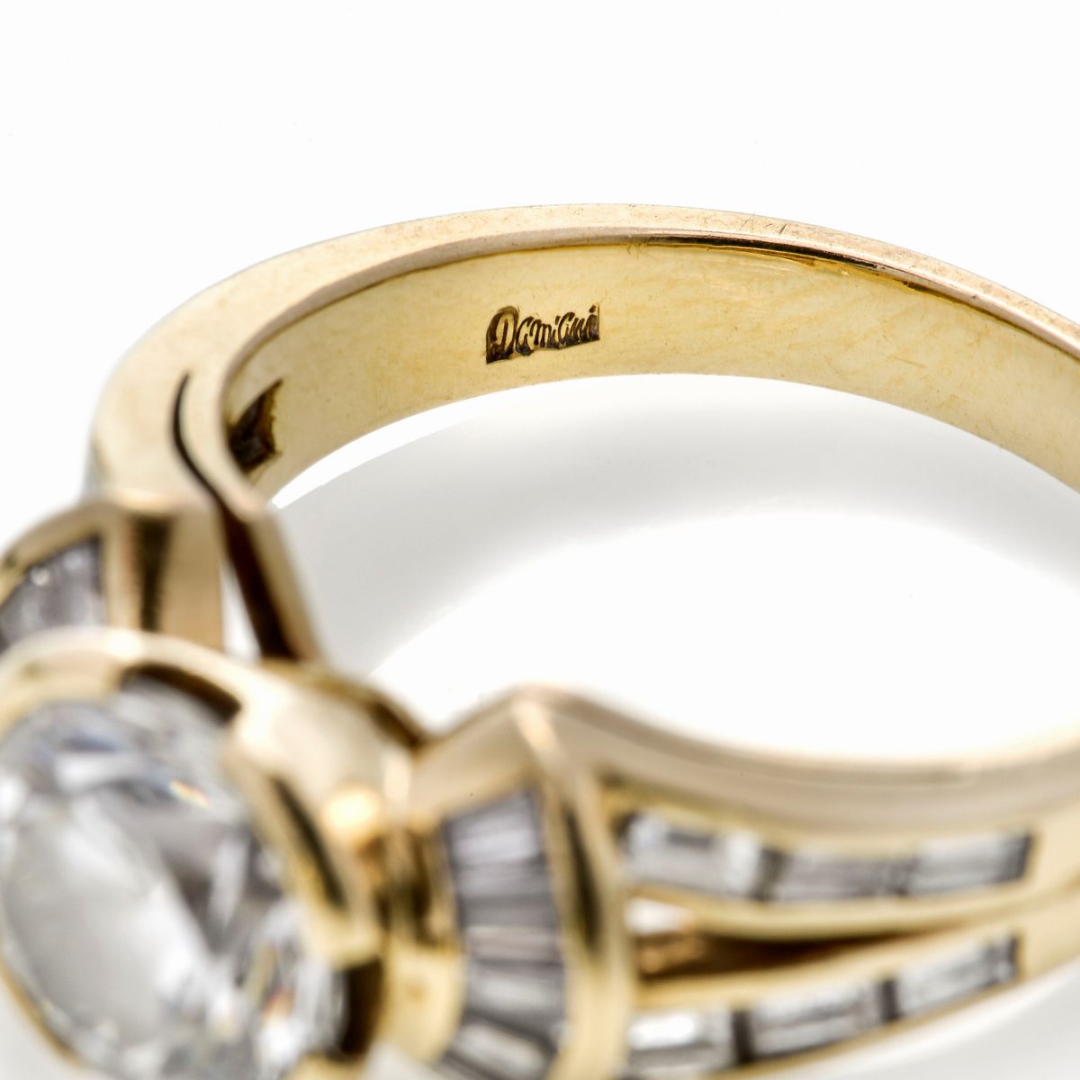 Anello solitario in oro giallo e diamanti Damiani