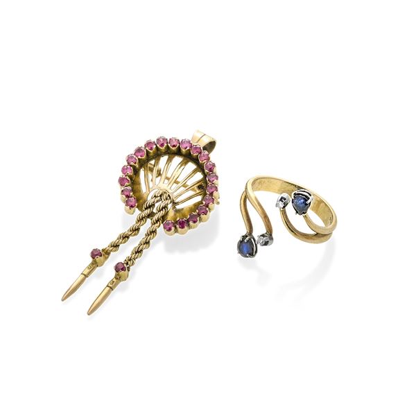 Pendant brooch in yellow gold and red stones and ring in yellow gold, diamonds and sapphires
