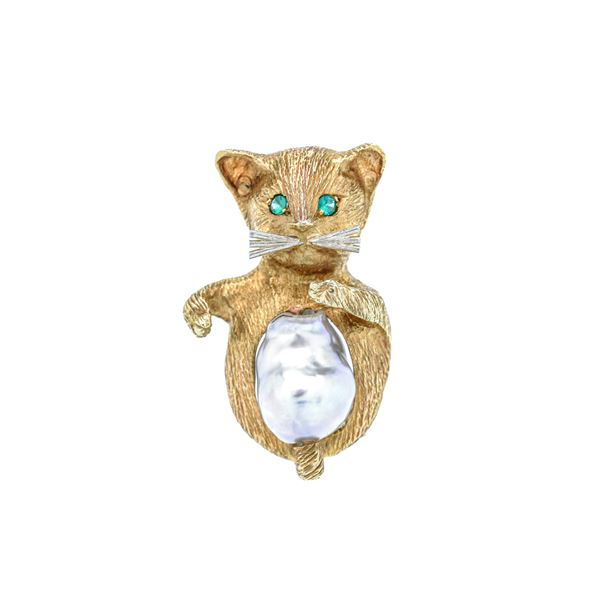 Cat brooch in yellow gold, scaramazza pearl and emeralds