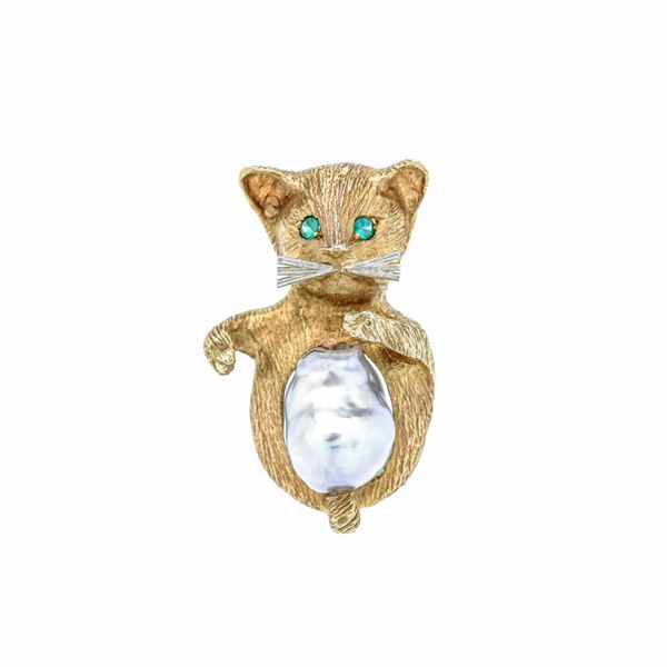 Spilla gatto in oro giallo, perla scaramazza e smeraldi