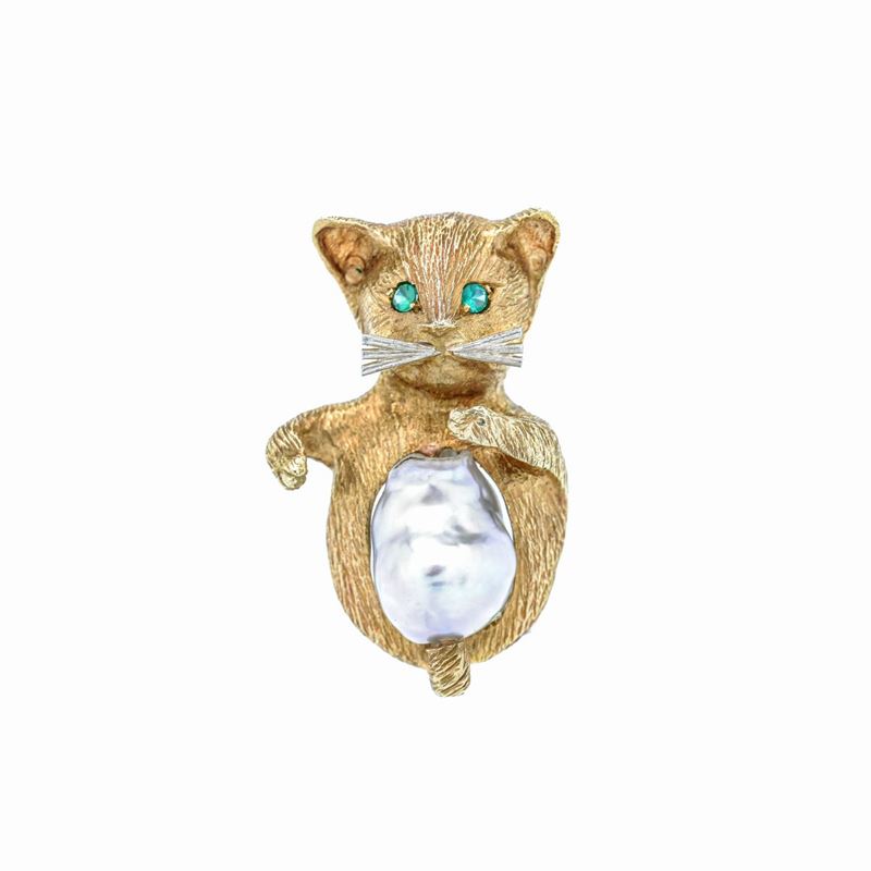 Spilla gatto in oro giallo, perla scaramazza e smeraldi