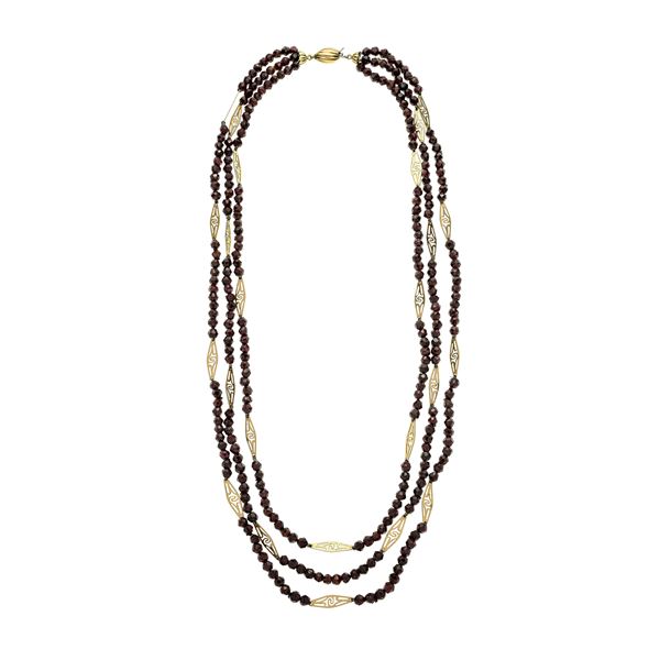Three-strand necklace in yellow gold and garnet