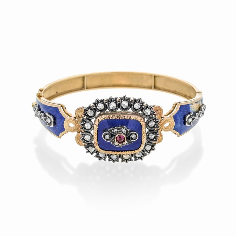Bracciale rigido in oro giallo, argento, smalto blu, diamanti e rubini