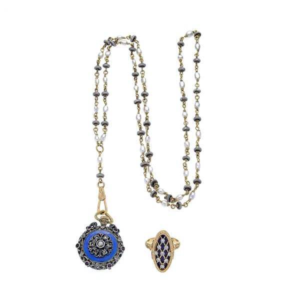 Catena da orologio con orologio e anello in oro giallo, argento, smalto blu, diamanti e perle