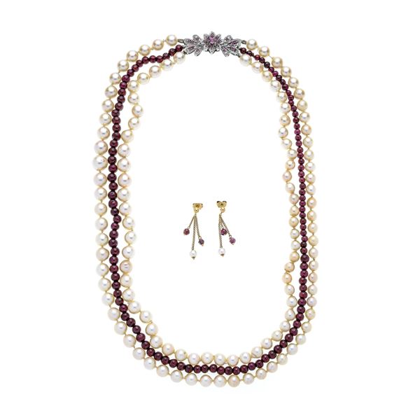 Necklace and earrings in pearls, garnets, yellow gold, white gold and diamonds