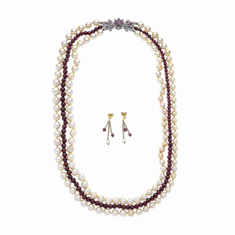 Collana e orecchini in perle, granati, oro giallo, oro bianco e diamanti