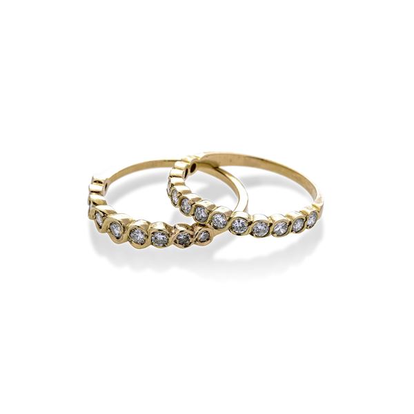 Due anelli riviére in oro giallo e diamanti