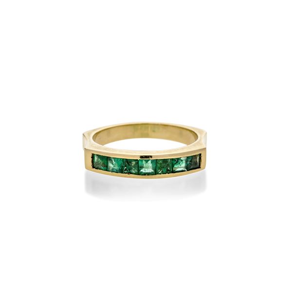 Ring in yellow gold and emeralds