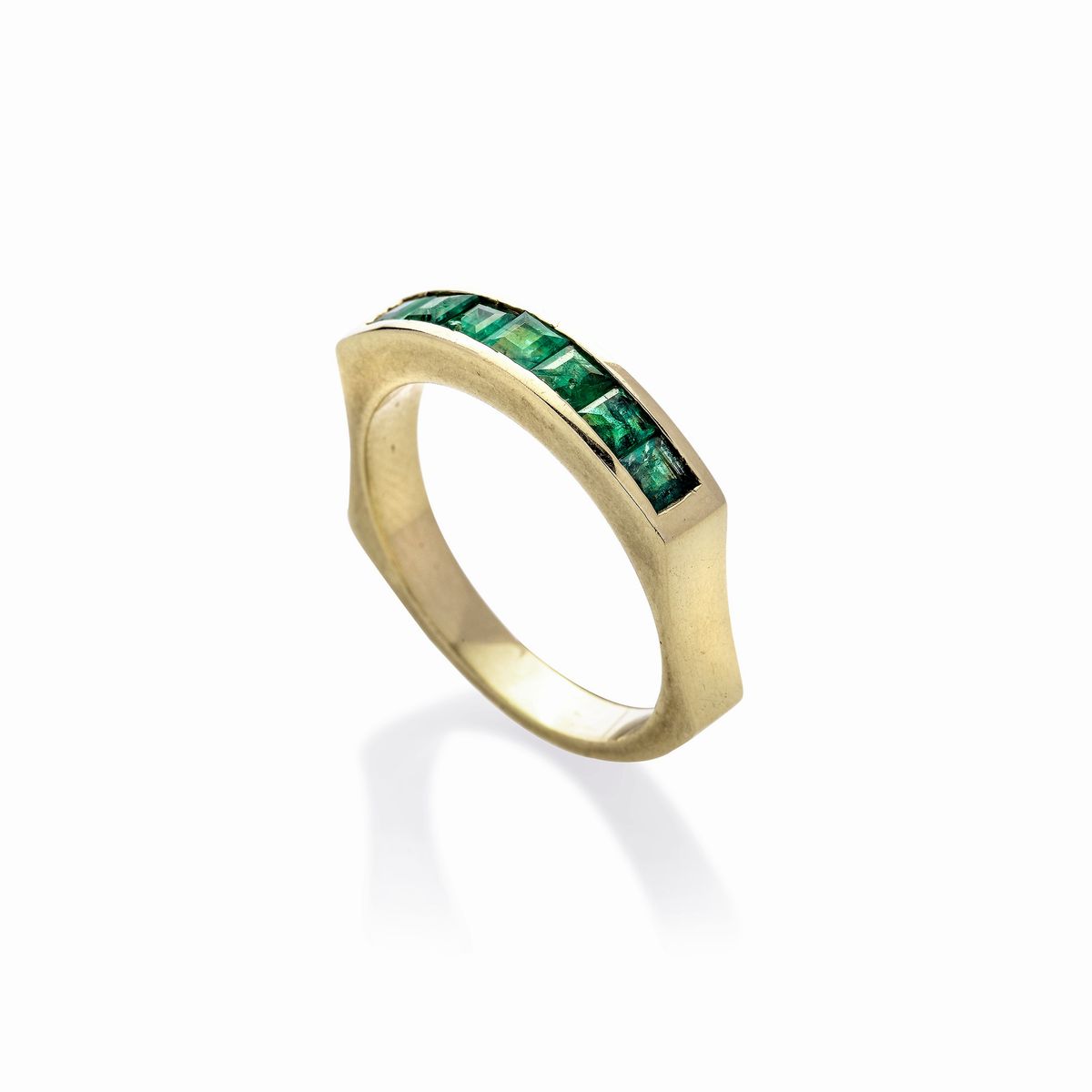 Anello in oro giallo e smeraldi