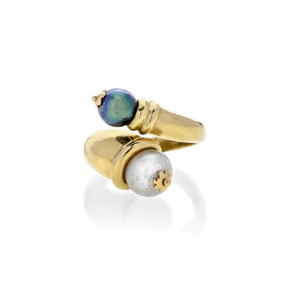 Contrariè ring in yellow gold and white and grey pearl