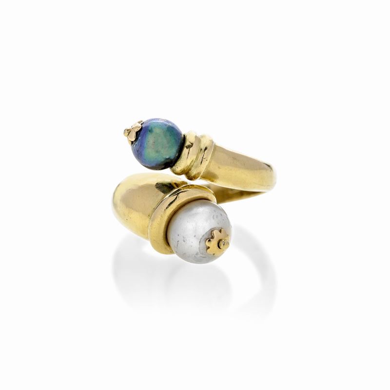 Anello contrariè in oro giallo e perla bianca e grigia