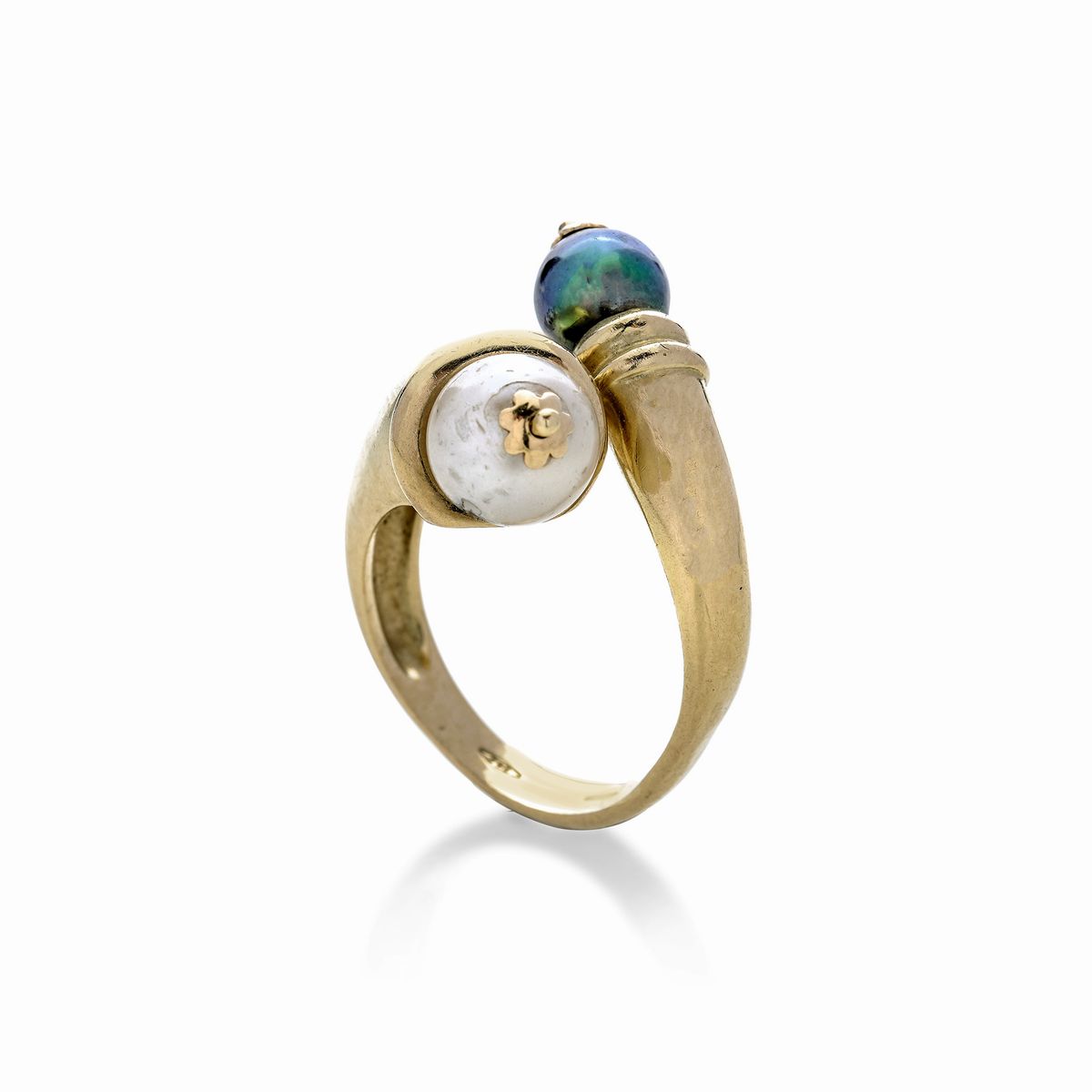 Anello contrariè in oro giallo e perla bianca e grigia