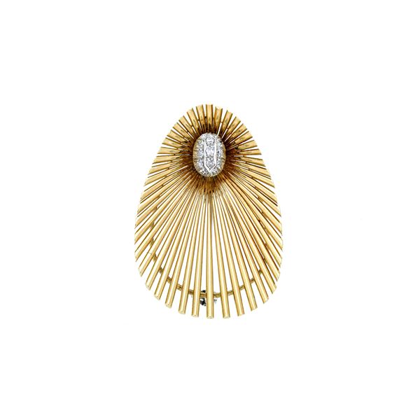 Large brooch in yellow gold, white gold and diamonds
