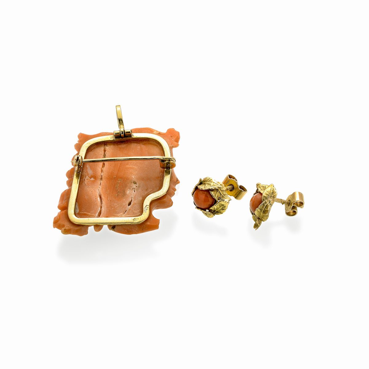 Pao di orecchini e spilla pendente in oro giallo e corallo rosa