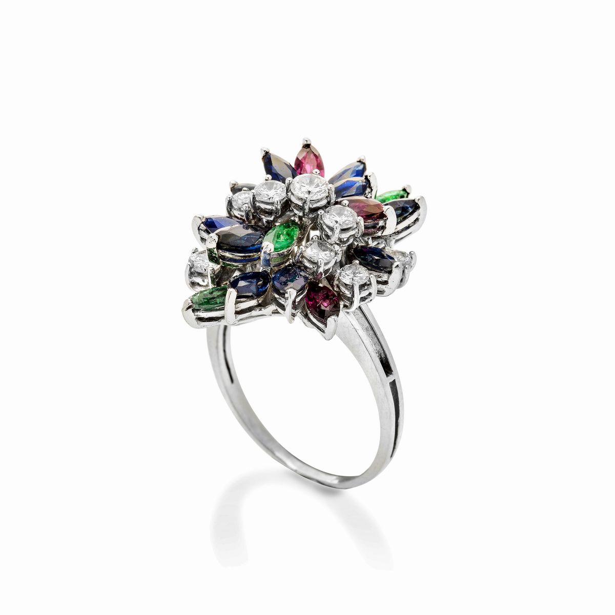 Anello in oro bianco, diamanti, rubini, zaffiri e smeraldi