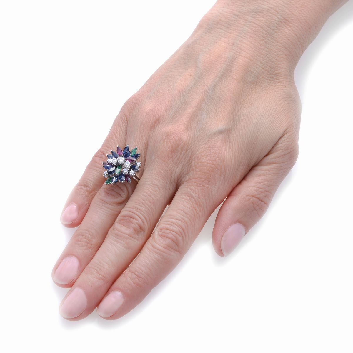 Anello in oro bianco, diamanti, rubini, zaffiri e smeraldi