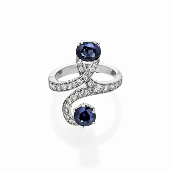 Anello in oro bianco, diamanti e due zaffiri