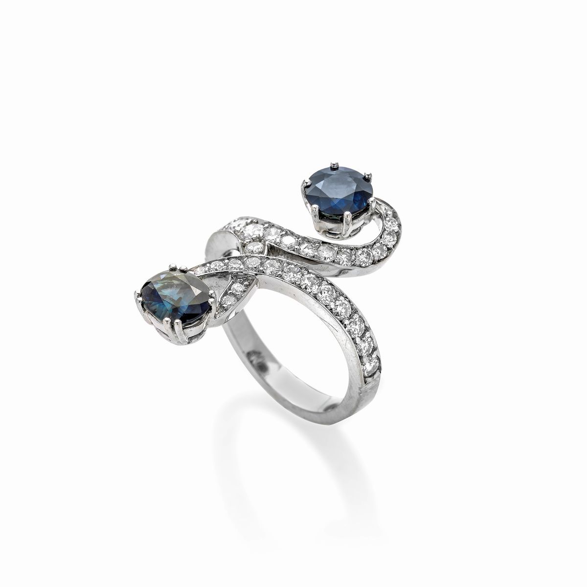 Anello in oro bianco, diamanti e due zaffiri