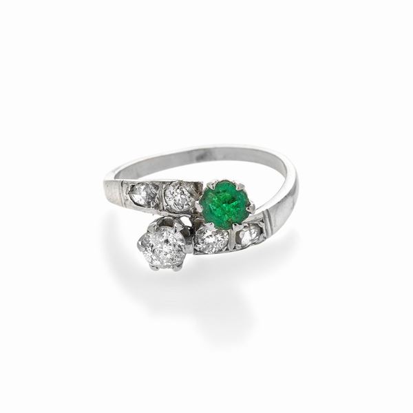 Ring in white gold, diamonds and emerald