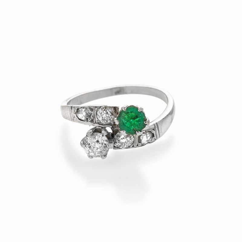 Anello in oro bianco, diamanti e smeraldo