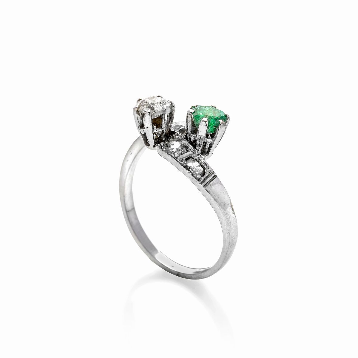 Anello in oro bianco, diamanti e smeraldo