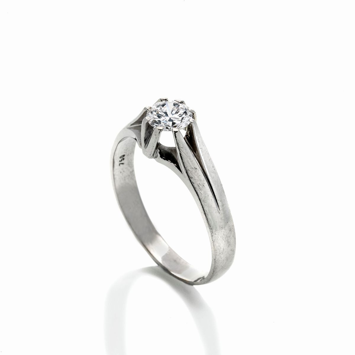 Anello solitario in oro bianco e diamante