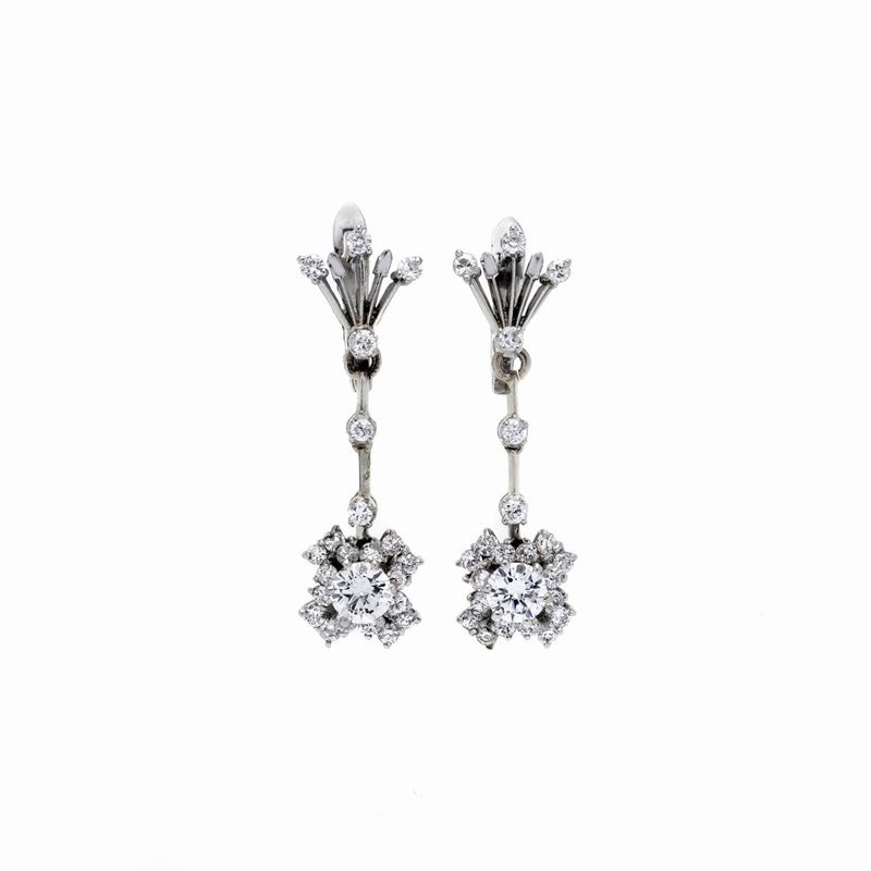 Paio di orecchini in platino e diamante