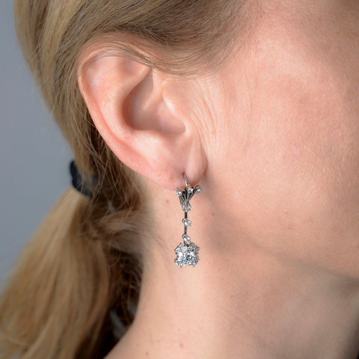 Paio di orecchini in platino e diamante