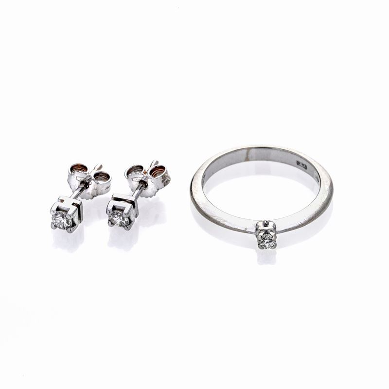 Paio di orecchini e anello in oro bianco e diamanti