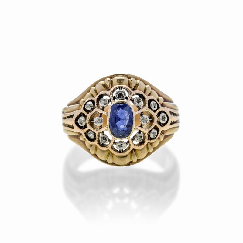 Anello a cupola in oro a basso titolo, argento, diamanti e zaffiro