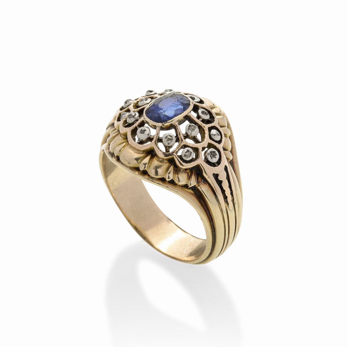 Anello a cupola in oro a basso titolo, argento, diamanti e zaffiro