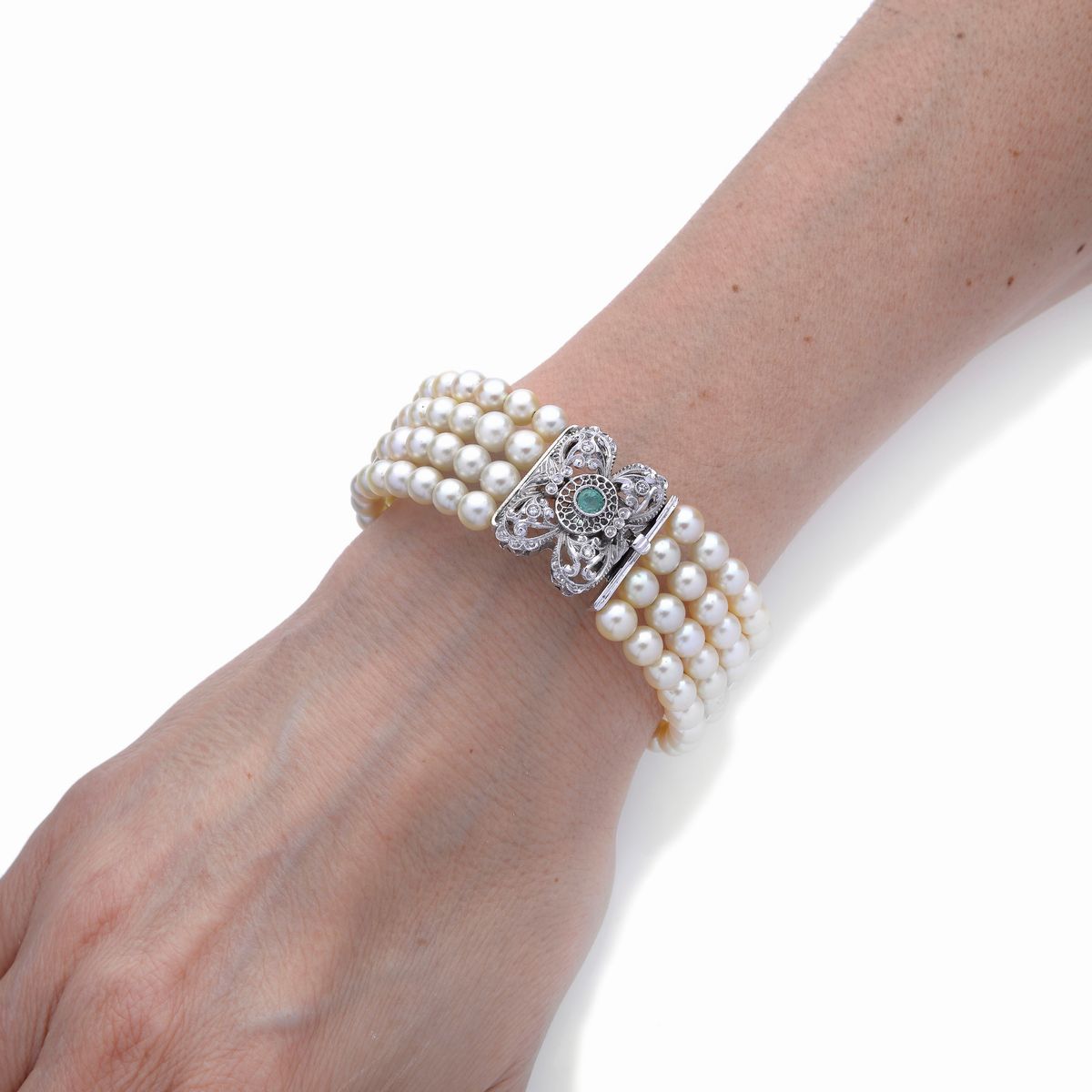 Bracciale rigido in perle, oro bianco, diamanti e smeraldo