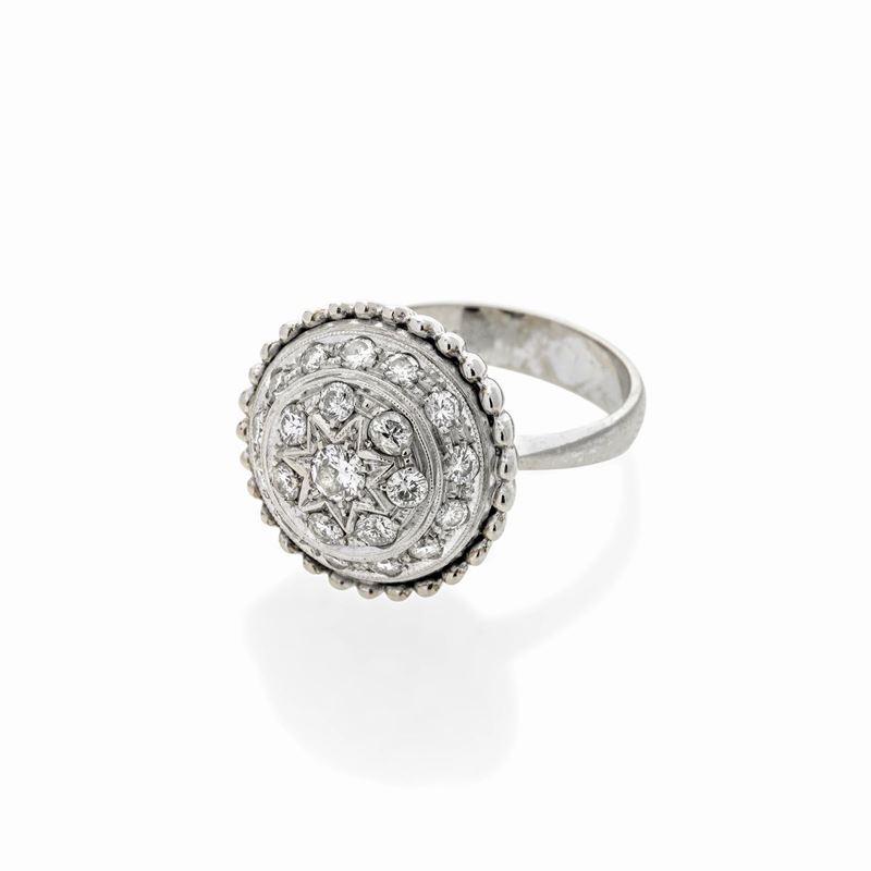 Anello a cupola in oro bianco e diamanti