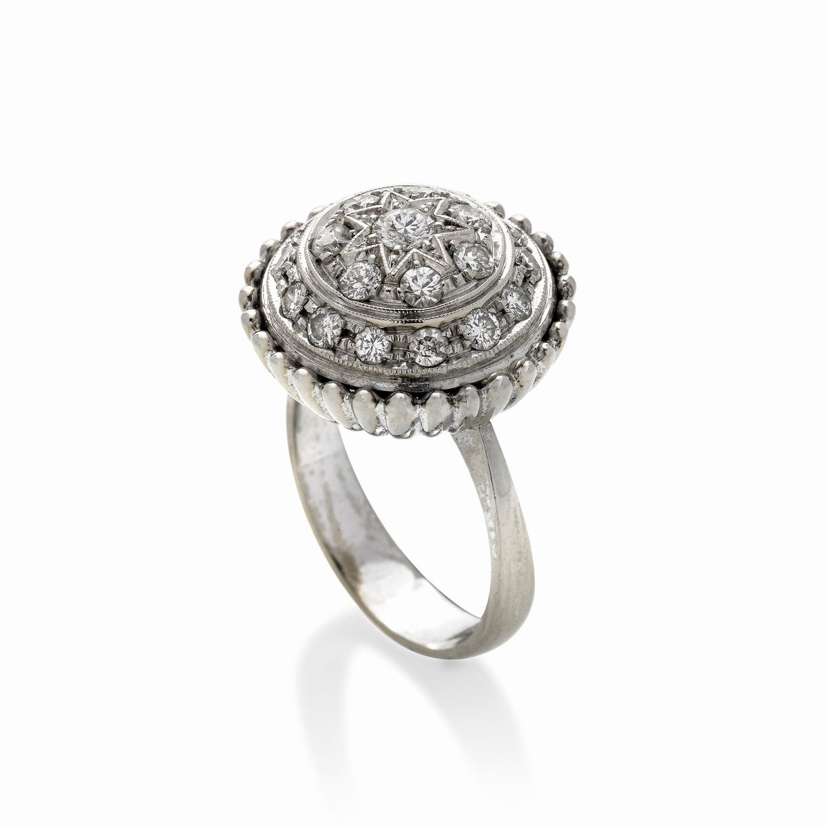 Anello a cupola in oro bianco e diamanti