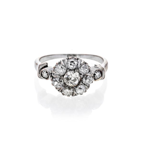 Daisy ring in white gold and diamonds