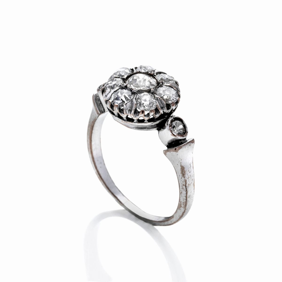 Anello a margherita in oro bianco e diamanti