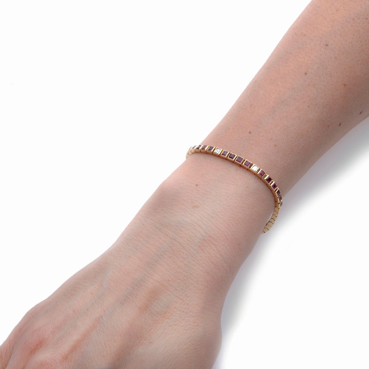 Bracciale tennis in oro giallo, rubini e diamanti