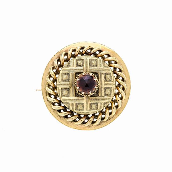 Large brooch in yellow gold and garnet