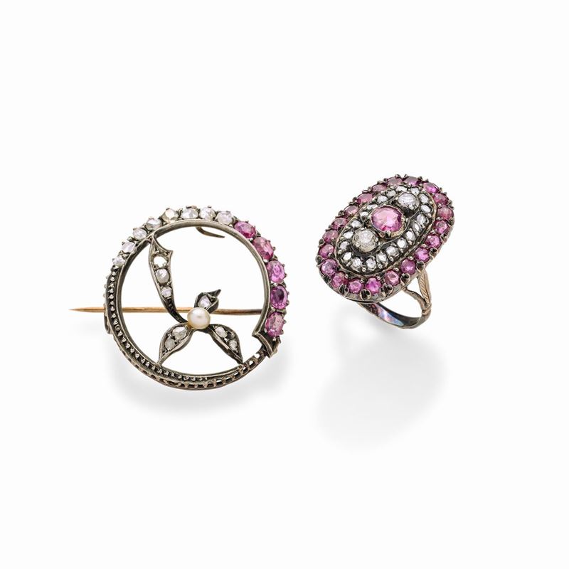 Spilla e anello in oro a basso titolo, argento, diamanti e rubini