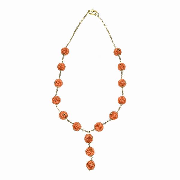 Lunga collana in oro giallo e boulle in corallo rosa  (Anni Ottanta)  - Asta Asta di  Gioielli, Pietre Preziose e  Orologi da Polso - Curio - Casa d'aste in Firenze