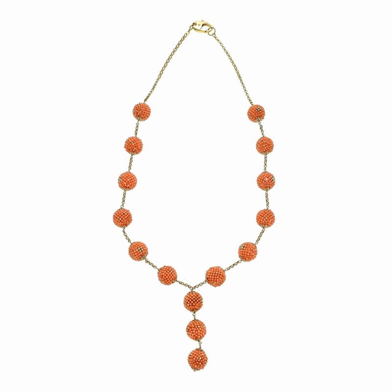 Lunga collana in oro giallo e boulle in corallo rosa